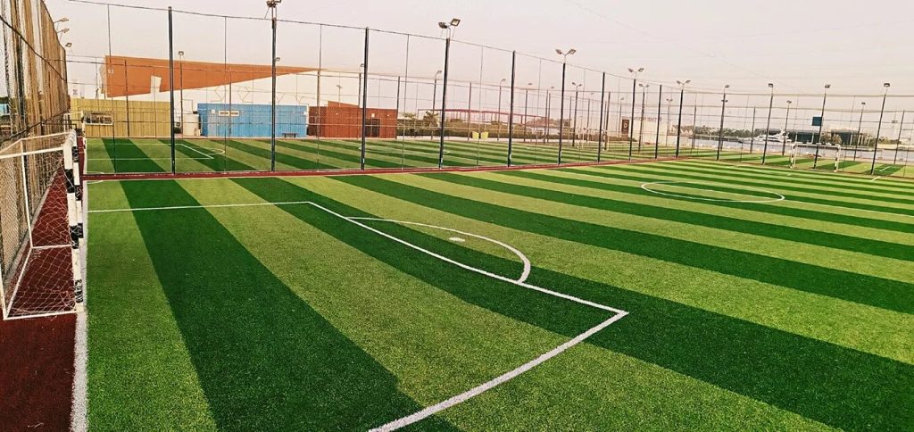 استخدام الثيل الصناعي في تصميم الملاعب