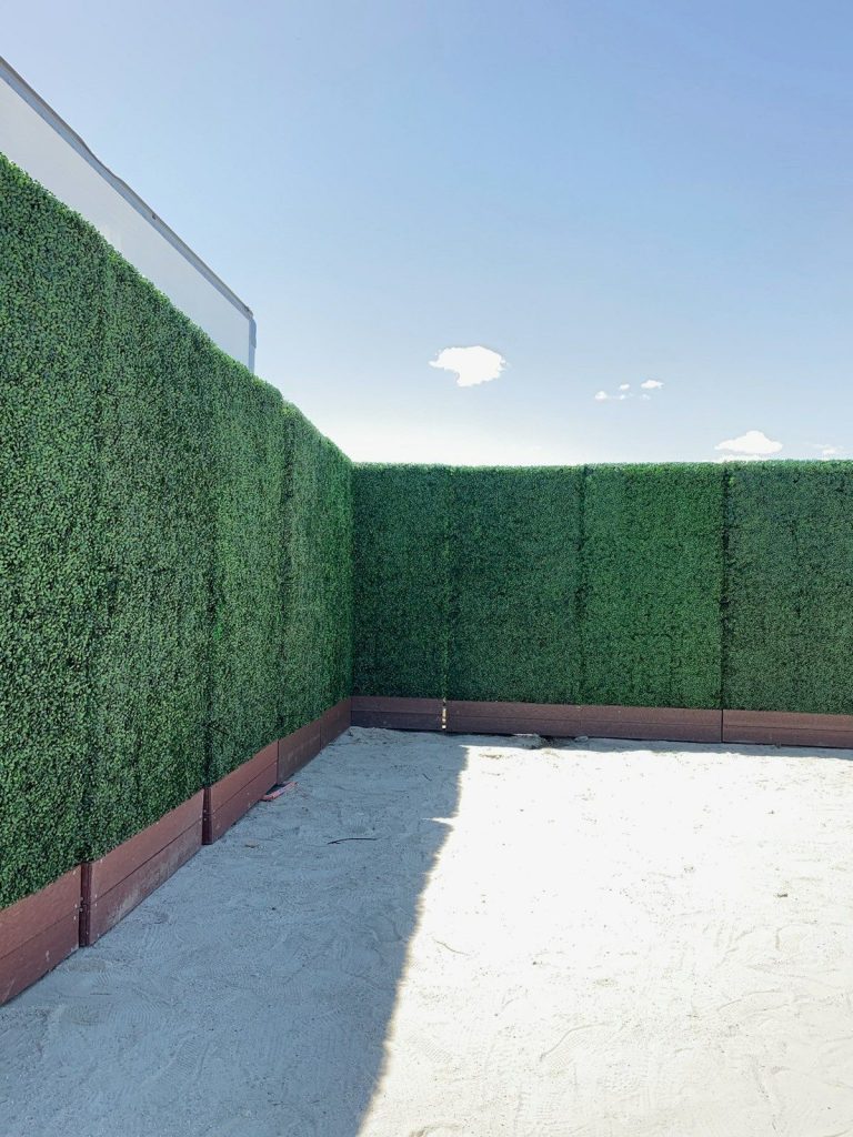 تركيب عشب علي الجدارن