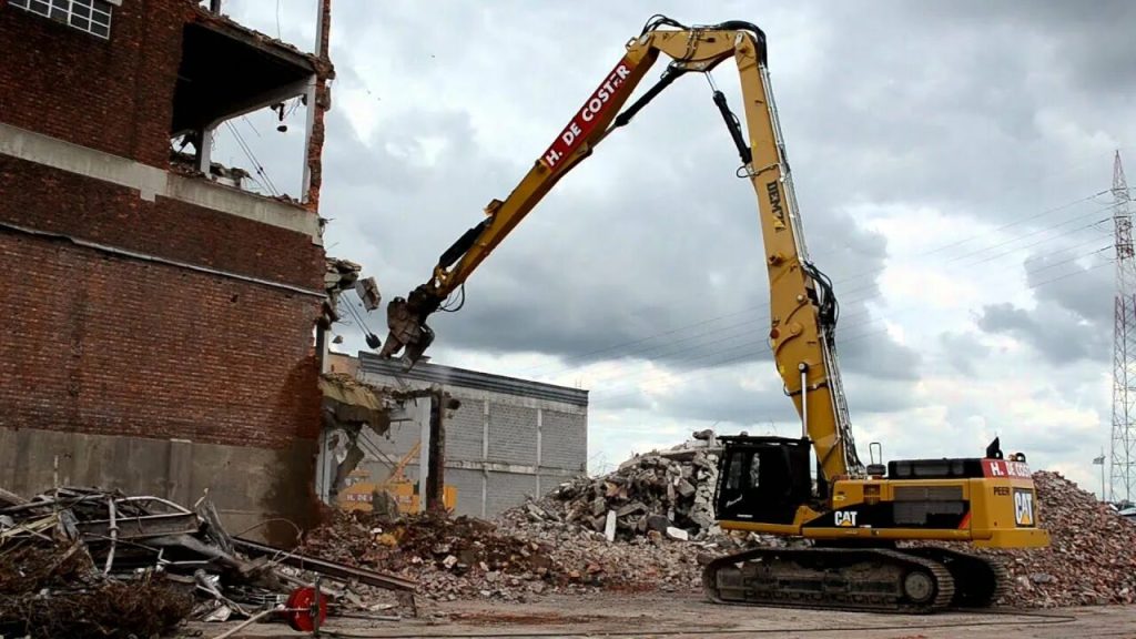 الهدم والتكسير في الرياض